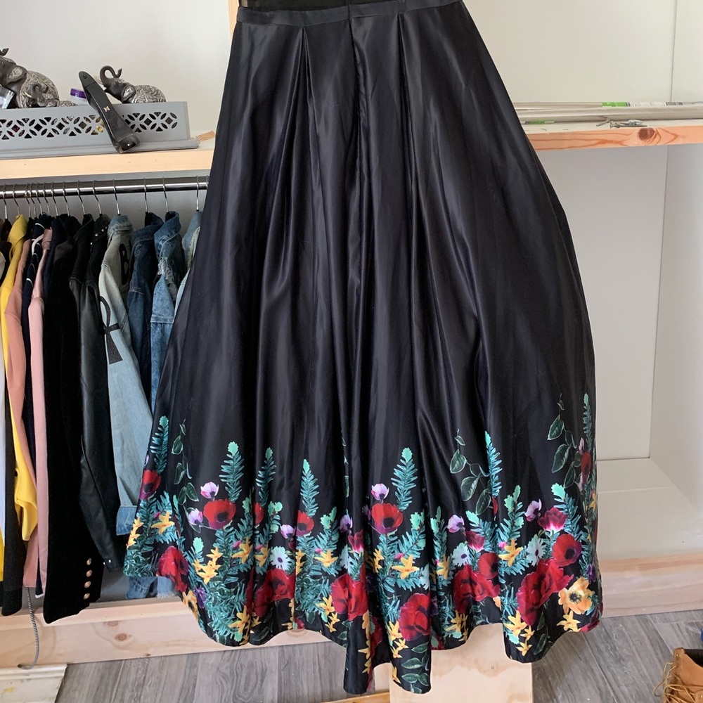 Beautiful Ballgown. - Picture 4 of 7